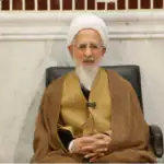 آیت‌الله جوادی‌آملی بر پیکر رهبر شهید نماز می‌خواند