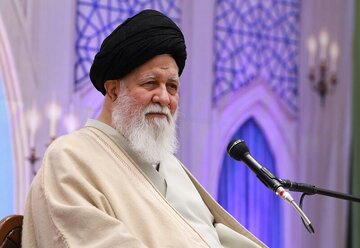 علم‌الهدی: آنها که از اتمام جنگ می‌گویند مثل منافقین‌اند/ آدم بی‌عقلی می‌گوید آمریکا ۱۰ هزار دلار دارد و ما هزار دلار داریم، پس ما شکست خوردیم!