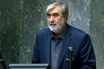 رئیس کمیسیون امنیت ملی: آمریکا به فرار خود از منطقه سرعت دهد/ آمریکایی ها در جنگ رمضان التماس آتش‌بس کردند