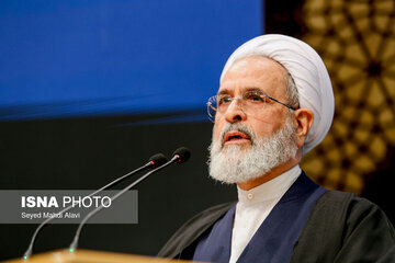 امام جمعه قم: در گذشته باطن آمریکا و اسرائیل آشکار نبود/ امروز باطن این سگ‌ها به دوستانشان هم حمله می‌کند/  باید به مساله حجاب در کشور و قم توجه شود