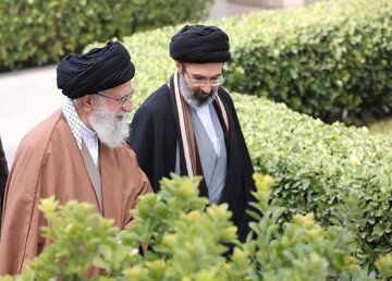 راهپیمایی زائران اربعین با تصاویر مختلف از رهبر شهید و رهبر جدید/ از قاب عکس رهبر شهید در موکب توزیع چای تا نصب شعر روی پرچم ایران؛ ننگ ماست اگر...