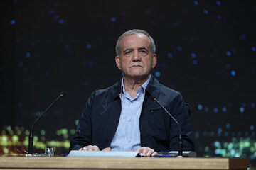 انتقاد پزشکیان از برخی روایات‌ درباره جایگاه رهبری؛ نباید به نام دفاع از رهبری، تصویری غیرواقعی از ایشان به جامعه ارائه شود