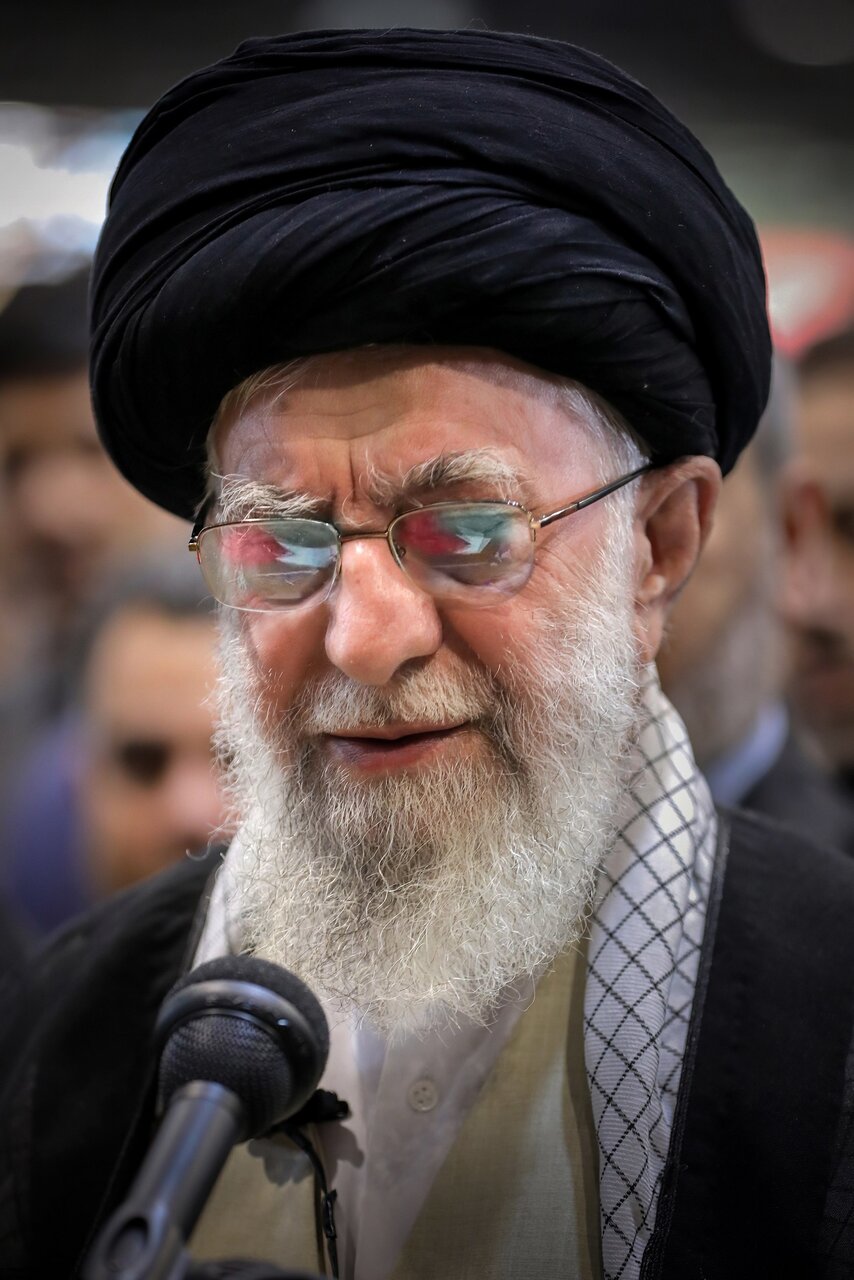 6452680 عکس خاص از بازتاب تصویر پیکر شهید هنیه در عینک رهبر شهید انقلاب، هنگام اقامه نماز