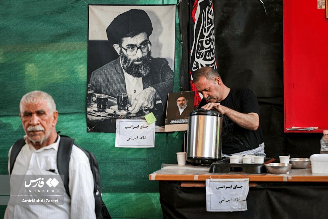 6452790 راهپیمایی زائران اربعین با تصاویر مختلف از رهبر شهید و رهبر جدید/ از قاب عکس رهبر شهید در موکب توزیع چای تا نصب شعر روی پرچم ایران؛ ننگ ماست اگر...