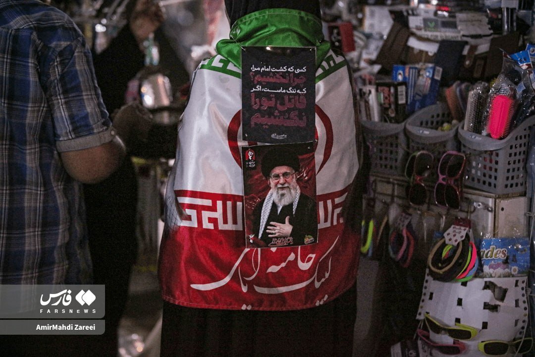6452791 راهپیمایی زائران اربعین با تصاویر مختلف از رهبر شهید و رهبر جدید/ از قاب عکس رهبر شهید در موکب توزیع چای تا نصب شعر روی پرچم ایران؛ ننگ ماست اگر...