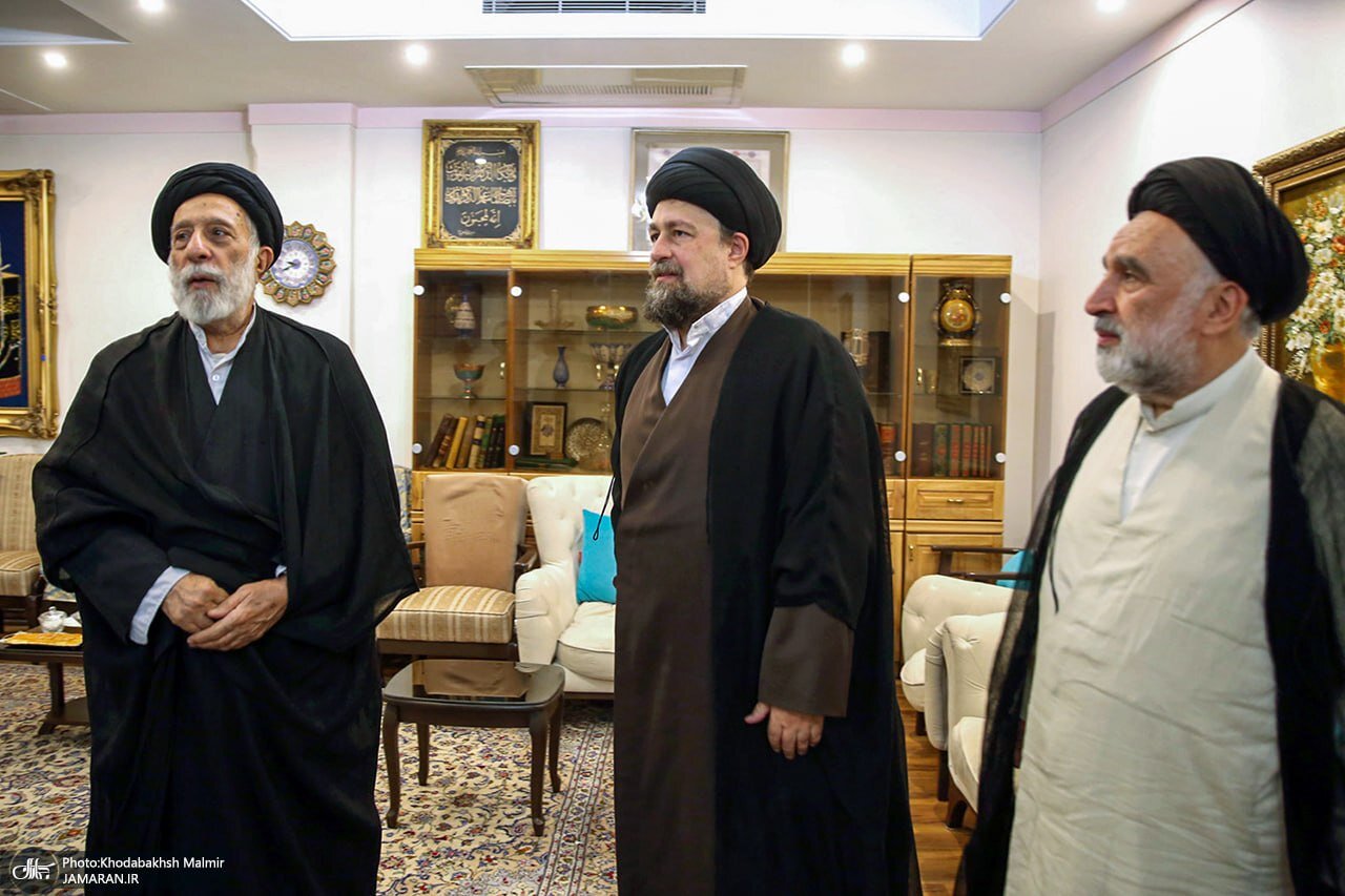 6453480 تصاویری از حضور سید حسن خمینی در منزل برادر رهبر شهید انقلاب