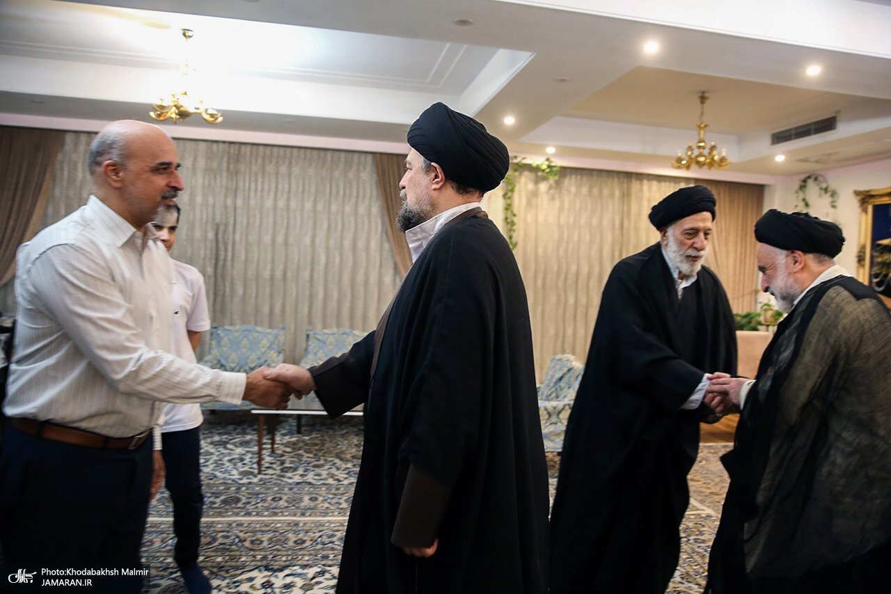 6453482 تصاویری از حضور سید حسن خمینی در منزل برادر رهبر شهید انقلاب
