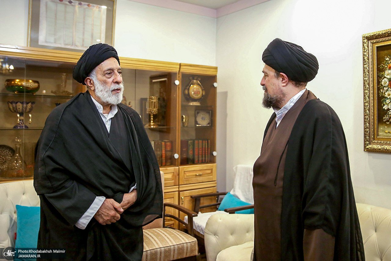 6453483 تصاویری از حضور سید حسن خمینی در منزل برادر رهبر شهید انقلاب