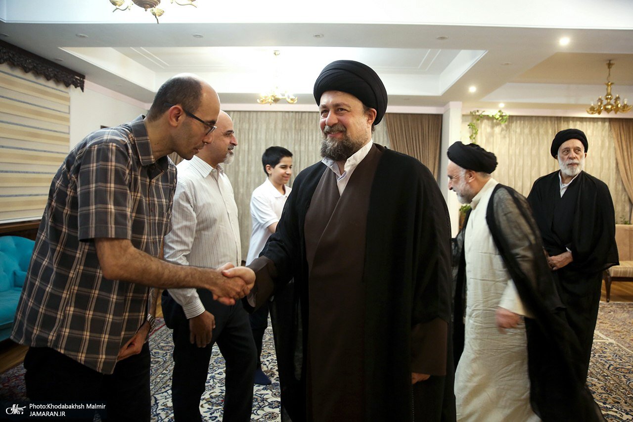 6453484 تصاویری از حضور سید حسن خمینی در منزل برادر رهبر شهید انقلاب