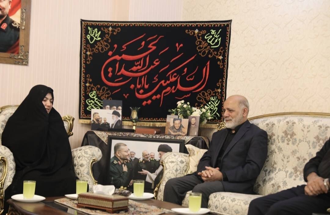 6453510 دیدار فرمانده قرارگاه خاتم با خانواده شهید سلیمانی/ قدرتسازی در بسیج ارمغان شهید سلیمانی بود