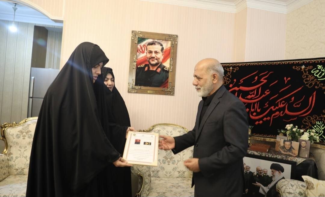 6453511 دیدار فرمانده قرارگاه خاتم با خانواده شهید سلیمانی/ قدرتسازی در بسیج ارمغان شهید سلیمانی بود
