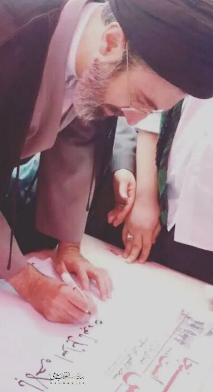 6453866 بالاخره اسرائیل نابود میشود!/ تصویر آیتالله سیدمجتبی خامنهای در حال نوشتن عبارتی درباره اسرائیل