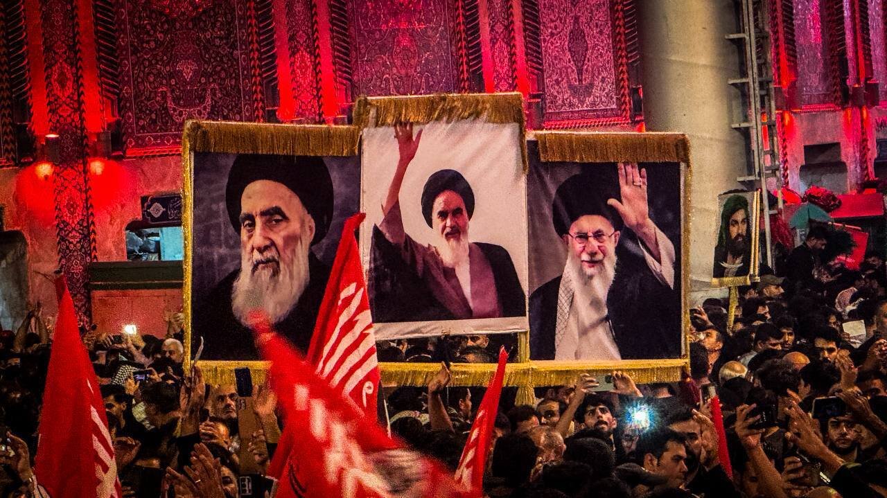6454222 پرچم خونخواهی در دست عزاداران اربعین حسینی در کربلا؛ از بنر دو رهبر جمهوری اسلامی و آیتالله سیستانی تا پرچم یا الثارات الحسین در دست زائران + تصاویر