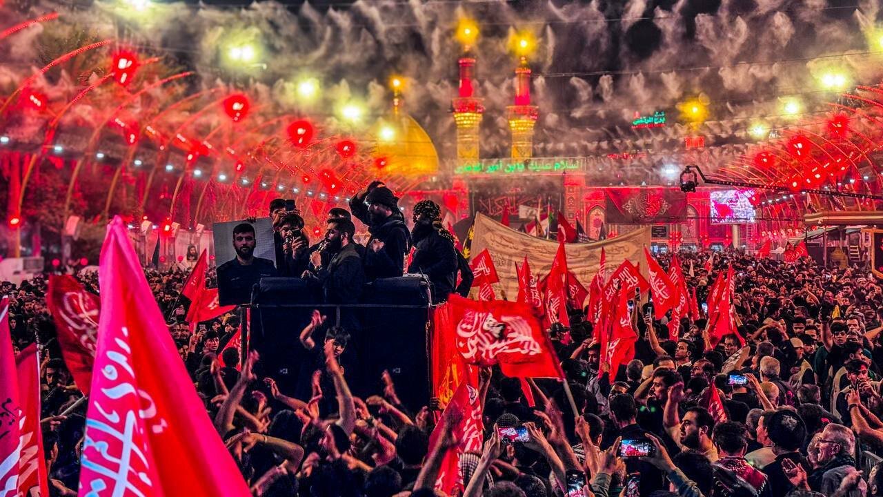 6454224-1 پرچم خونخواهی در دست عزاداران اربعین حسینی در کربلا؛ از بنر دو رهبر جمهوری اسلامی و آیتالله سیستانی تا پرچم یا الثارات الحسین در دست زائران + تصاویر