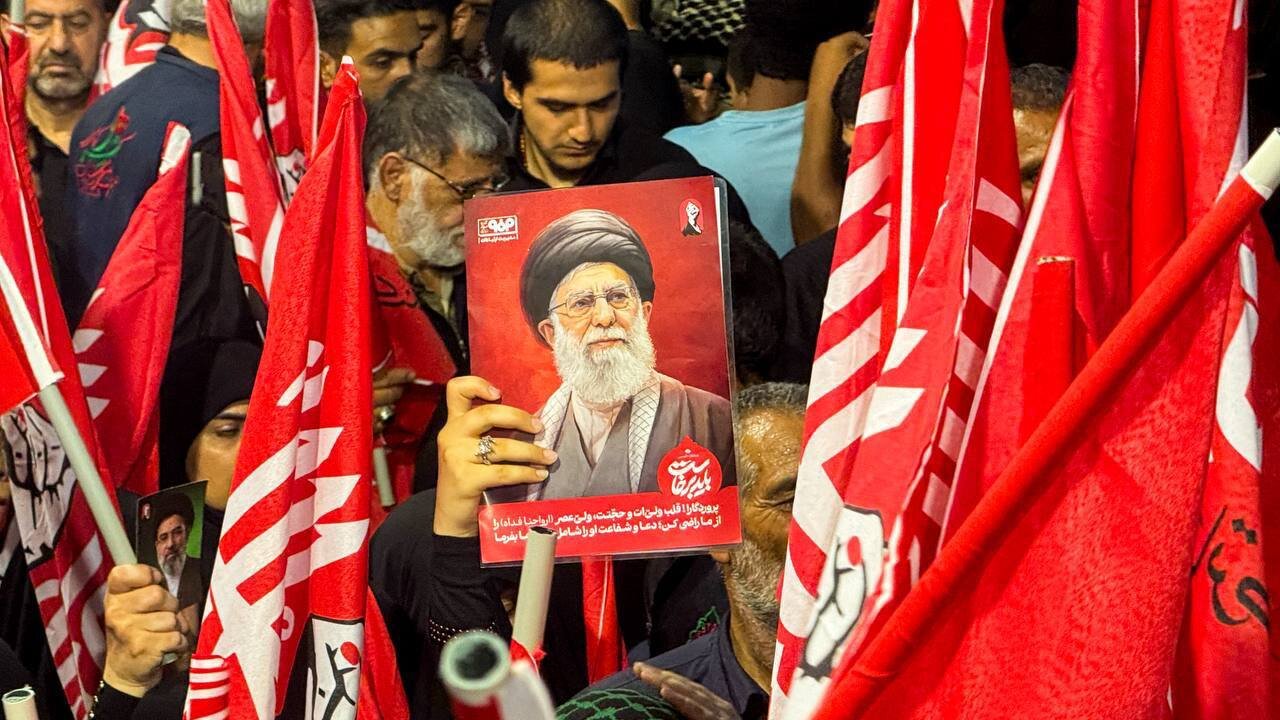 6454225 پرچم خونخواهی در دست عزاداران اربعین حسینی در کربلا؛ از بنر دو رهبر جمهوری اسلامی و آیتالله سیستانی تا پرچم یا الثارات الحسین در دست زائران + تصاویر