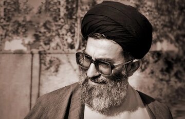 دست‌خط رهبر شهید بر صفحۀ اول قرآنی که هدیه داده بودند/ آیت الله خامنه‌ای چگونه از مسجد کرامت یاد کردند؟