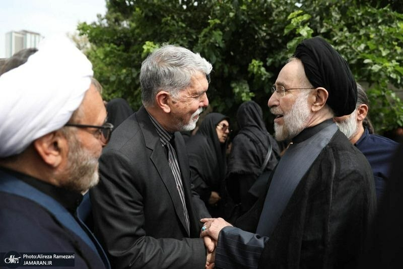 6455327 خوش و بش دو وزیر ارشاد در تشییع یک روزنامه نگار/ عکسی از محمد خاتمی و سیدعباس صالحی در مقابل روزنامه اطلاعات