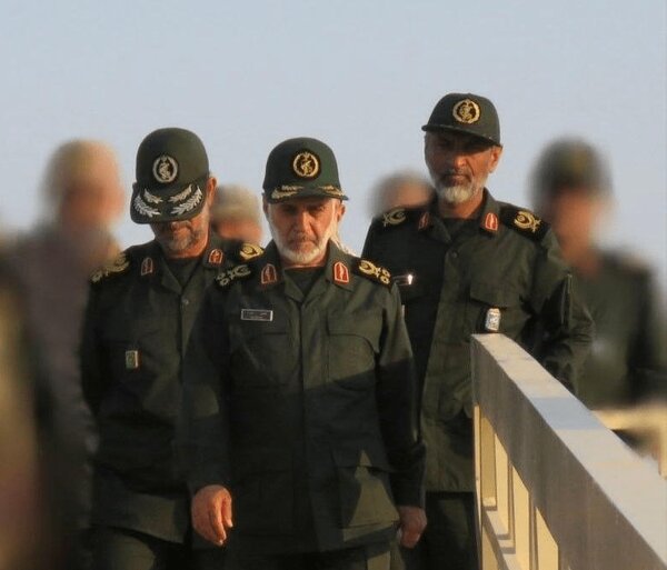 6455605 سرداران شهید رشید و تنگسیری در کنار فرمانده نیروی دریایی سپاه + عکس