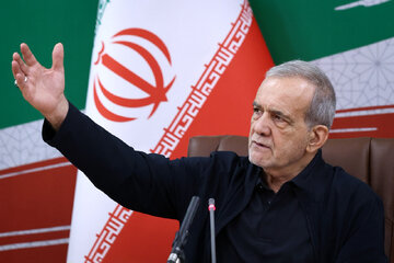 پزشکیان: دشمنان کسانی را ترور می‌کنند که گره‌گشای مشکلات جامعه ما هستند/ باید در چارچوب سیاست‌های رهبر معظم انقلاب گام برداریم