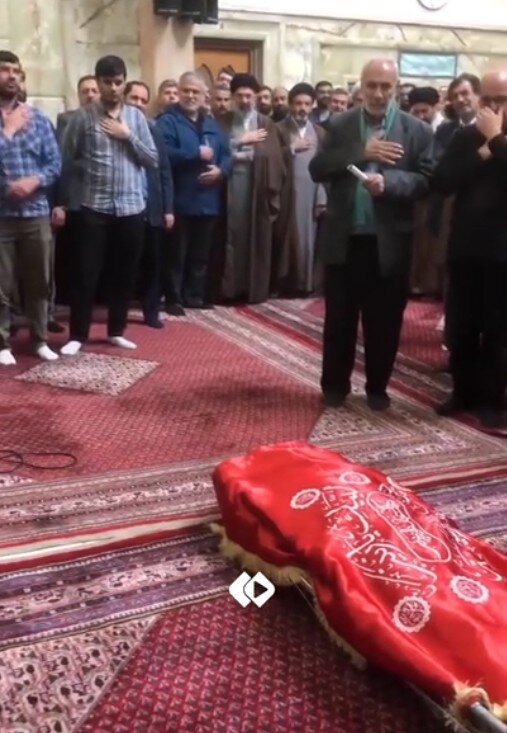 6456792 سینهزنی رهبر انقلاب در یک مراسم تشییع/ آیت سید مجتبی خامنهای در کنار برادرش + تصویر