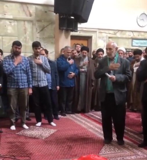 6456793 سینهزنی رهبر انقلاب در یک مراسم تشییع/ آیت سید مجتبی خامنهای در کنار برادرش + تصویر
