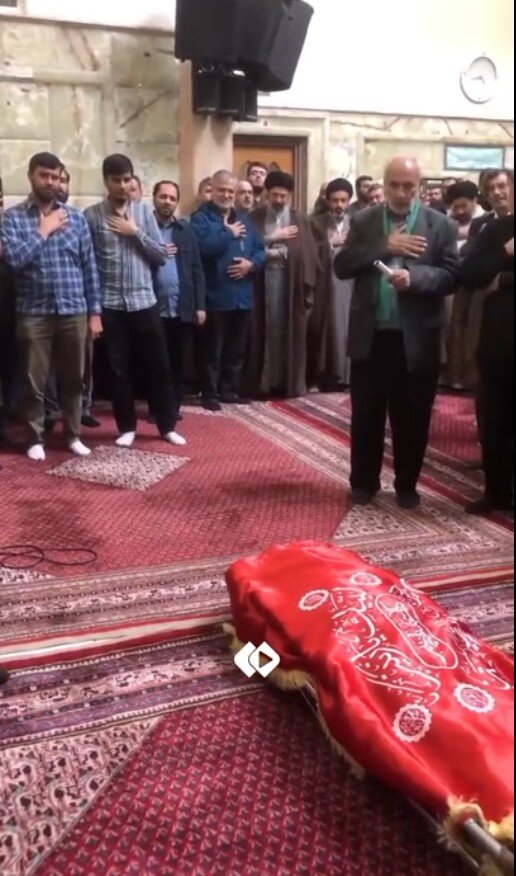 6456794 سینهزنی رهبر انقلاب در یک مراسم تشییع/ آیت سید مجتبی خامنهای در کنار برادرش + تصویر