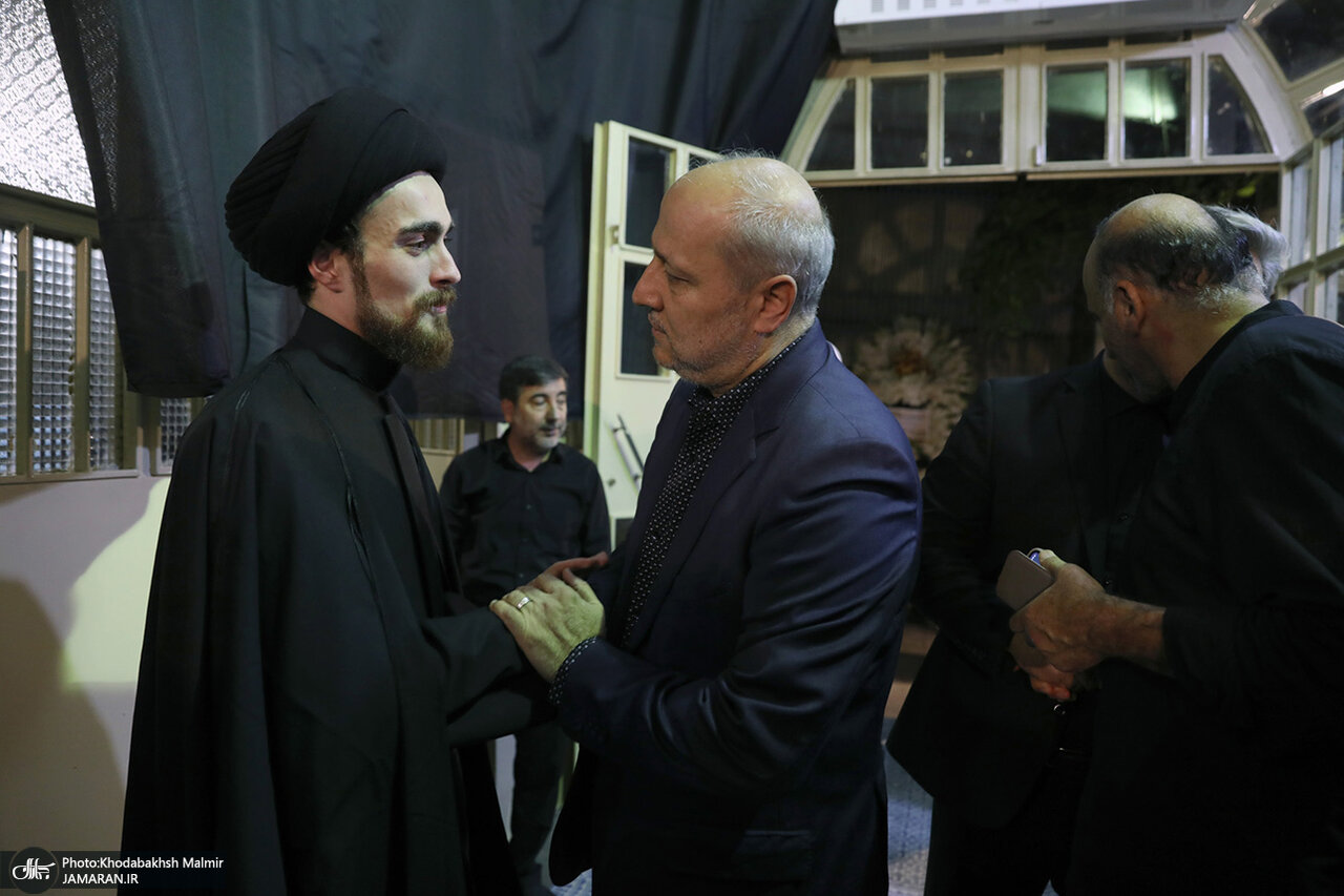 6457793 فرزند سید حسن خمینی در مراسم ختم مادربزرگش/ معاون پزشکیان هم آمد/ محسن هاشمی هم بود+ تصاویر