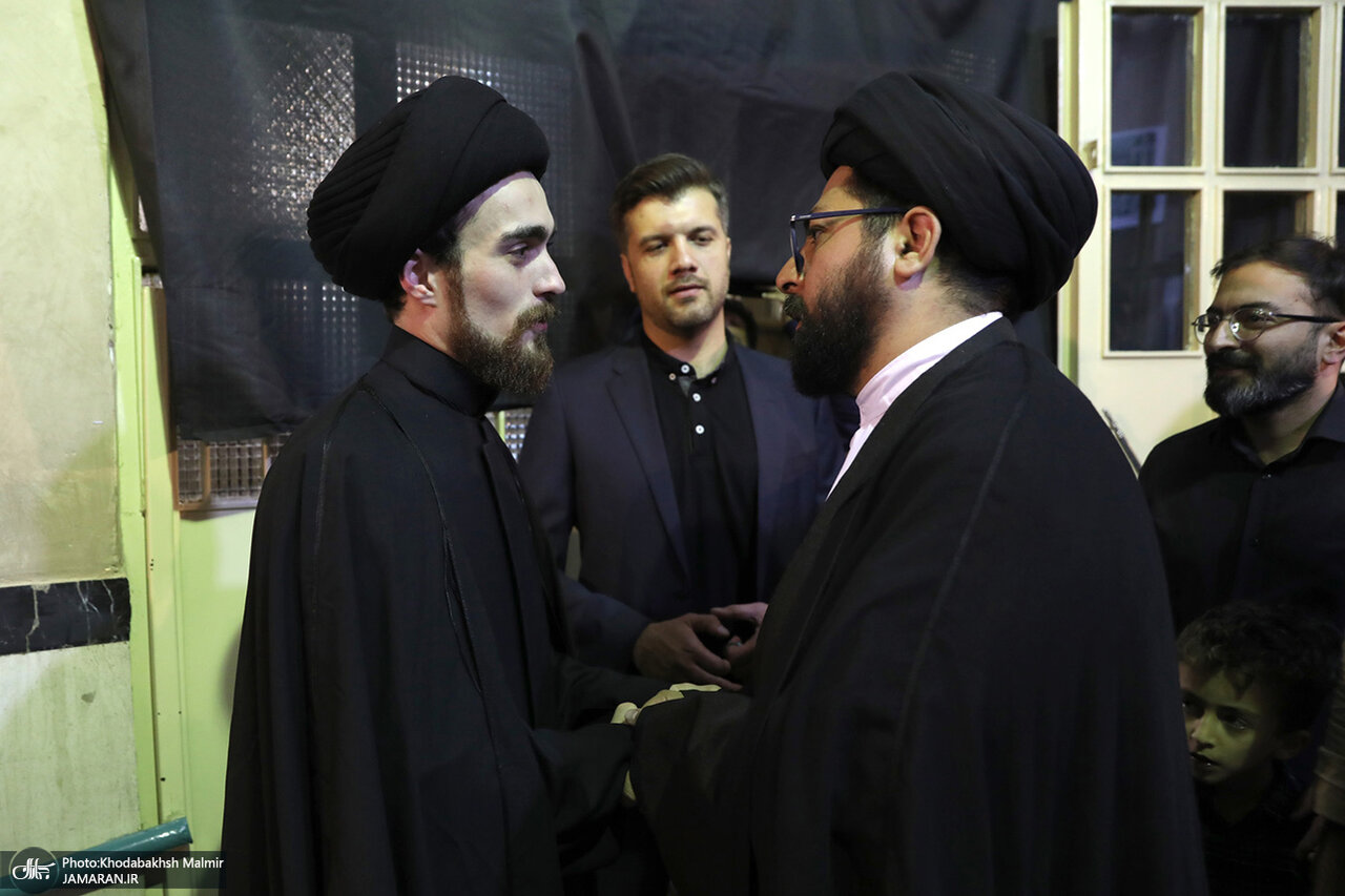 6457794 فرزند سید حسن خمینی در مراسم ختم مادربزرگش/ معاون پزشکیان هم آمد/ محسن هاشمی هم بود+ تصاویر