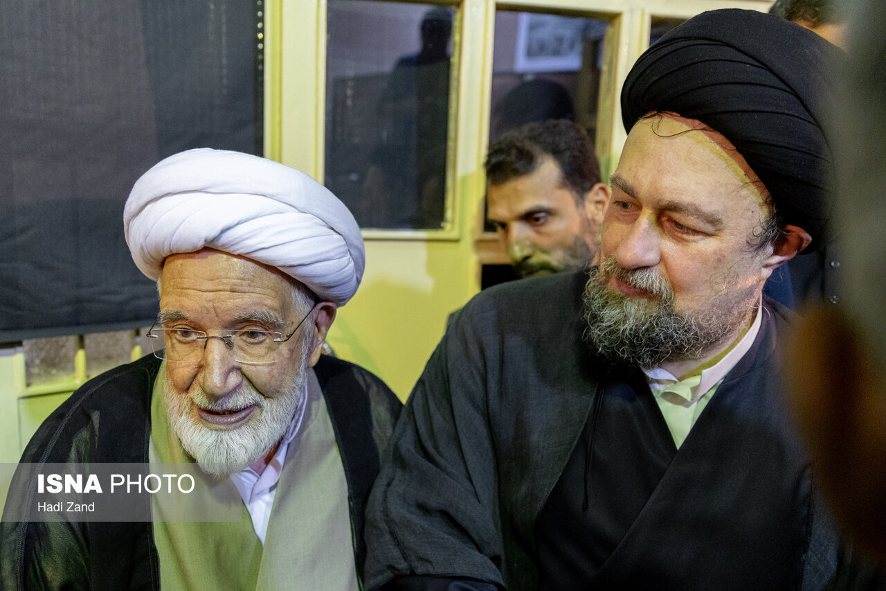 6457804 تصویری از حسن روحانی در کنار سید حسن خمینی/ خاتمی، کروبی و موسوی خوئینیها در یک قاب/ وزیر دادگستری هم بود+ عکس