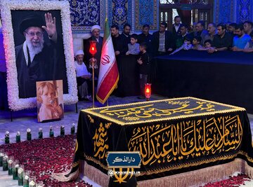 تصویر خاص از حضور مرجع تقلید در جوار مزار رهبری