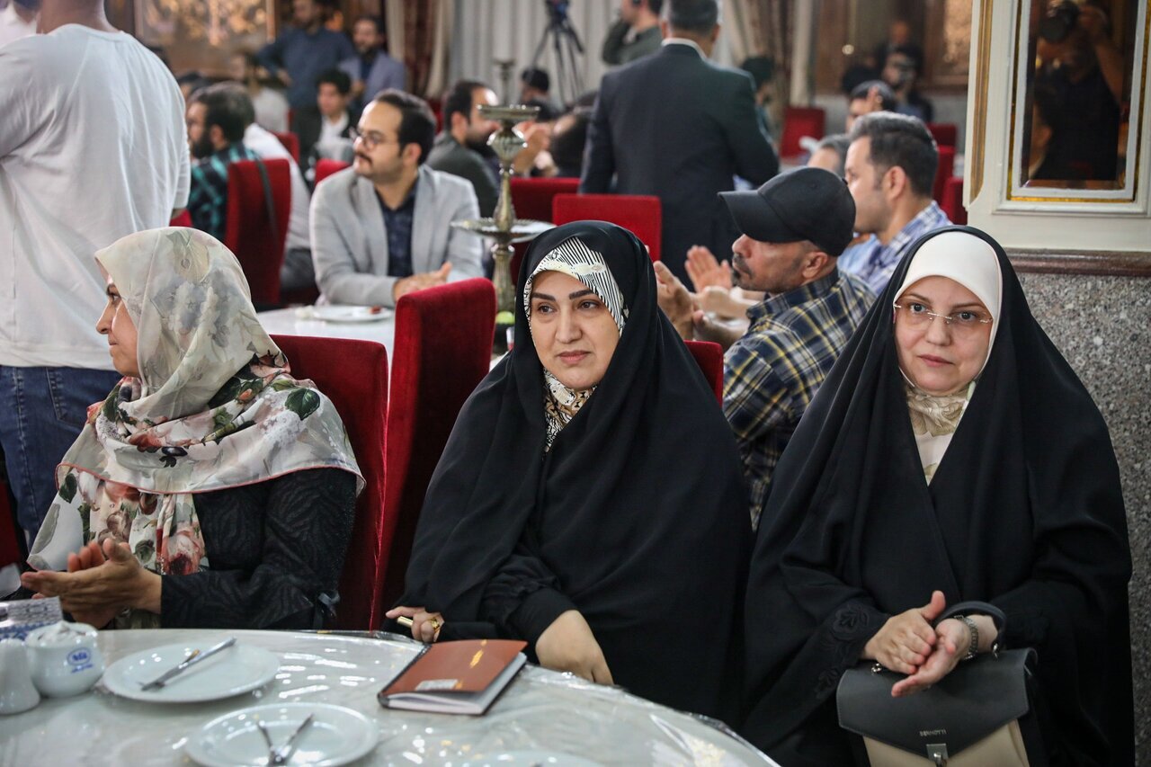 دختران سردار باقری در مراسم روز خبرنگار در مجلس/ تصویر فرشته شهید در مقابل دیدگان خواهر