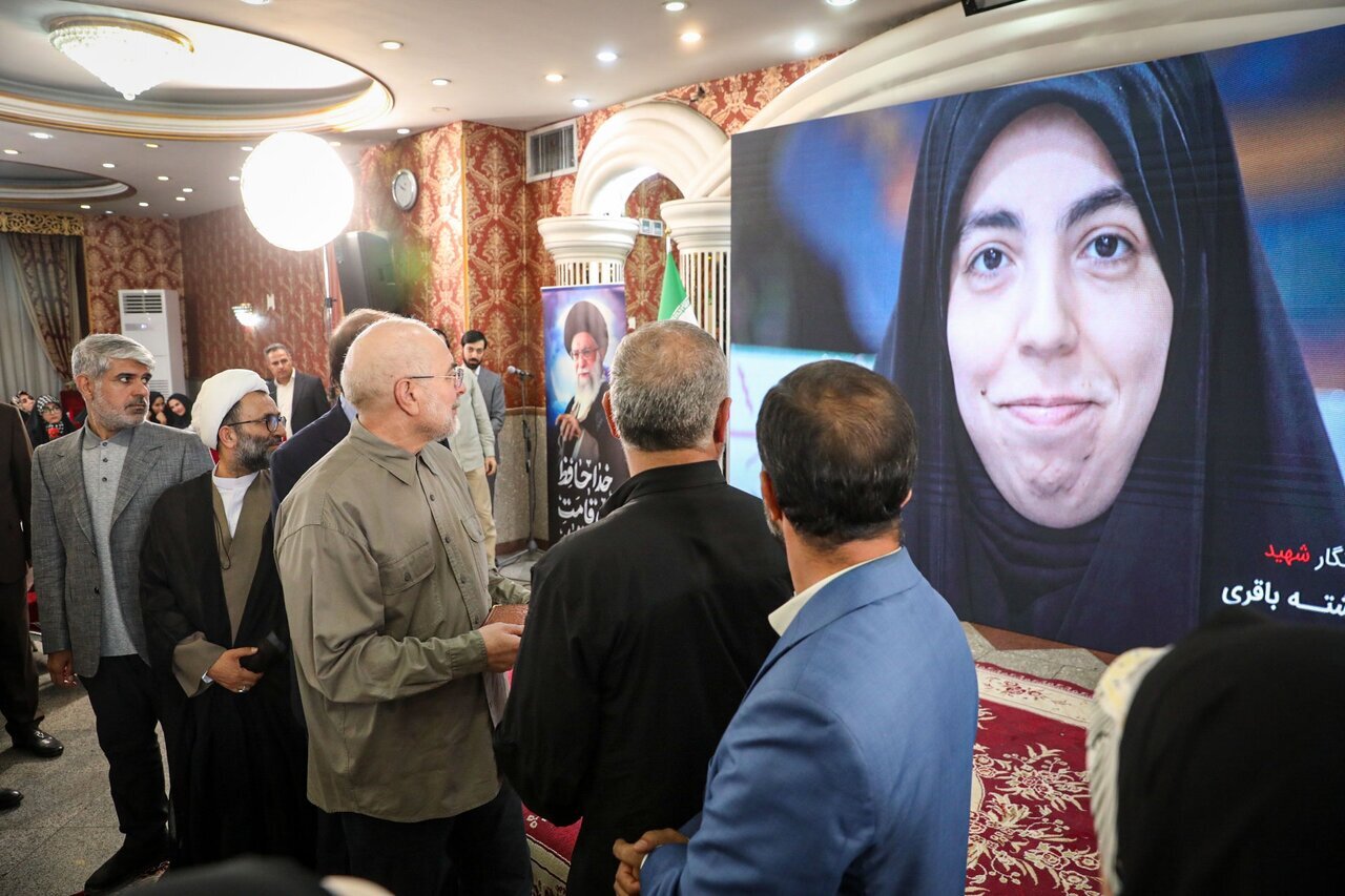 دختران سردار باقری در مراسم روز خبرنگار در مجلس/ تصویر فرشته شهید در مقابل دیدگان خواهر