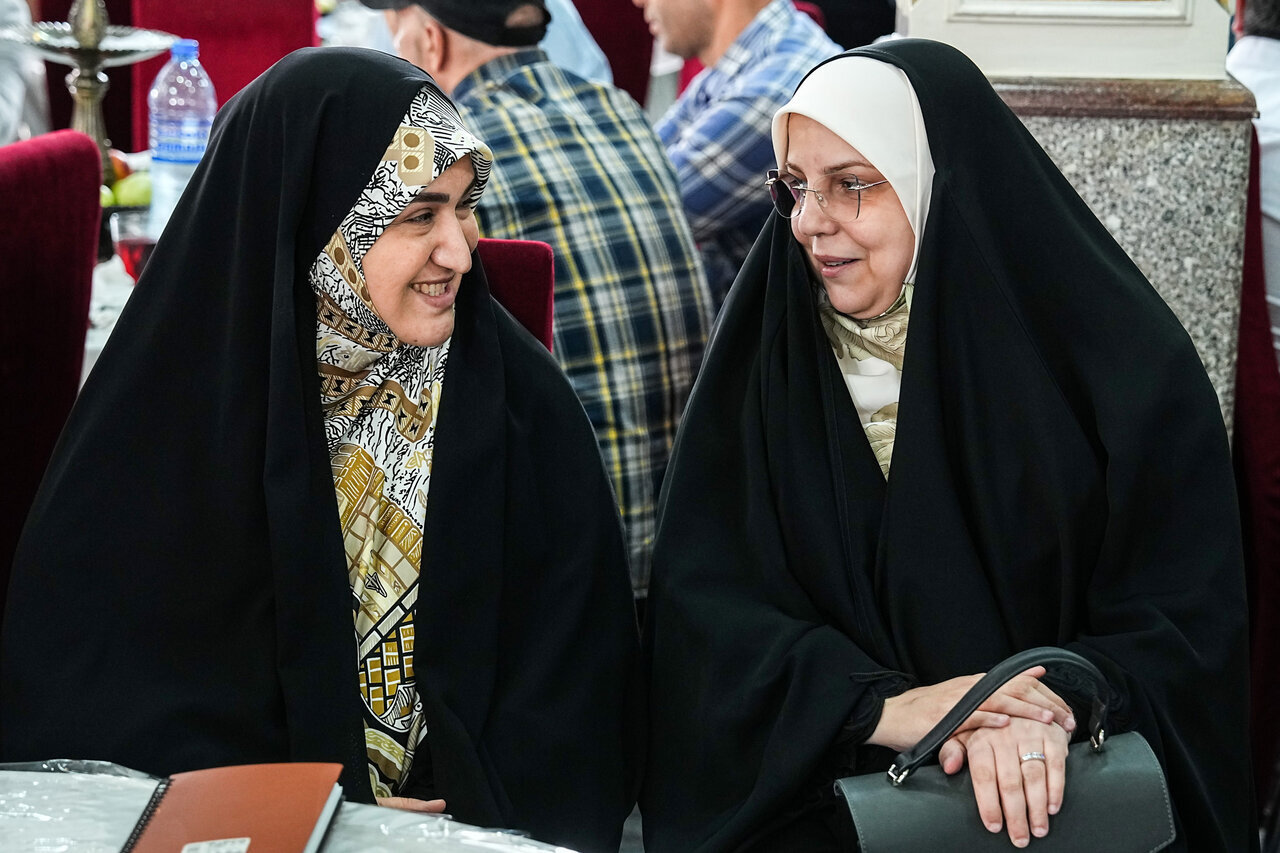دختران سردار باقری در مراسم روز خبرنگار در مجلس/ تصویر فرشته شهید در مقابل دیدگان خواهر
