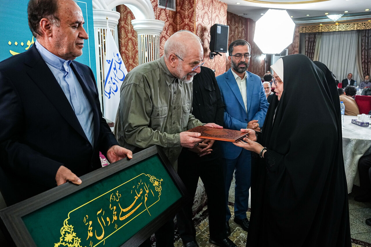 دختران سردار باقری در مراسم روز خبرنگار در مجلس/ تصویر فرشته شهید در مقابل دیدگان خواهر