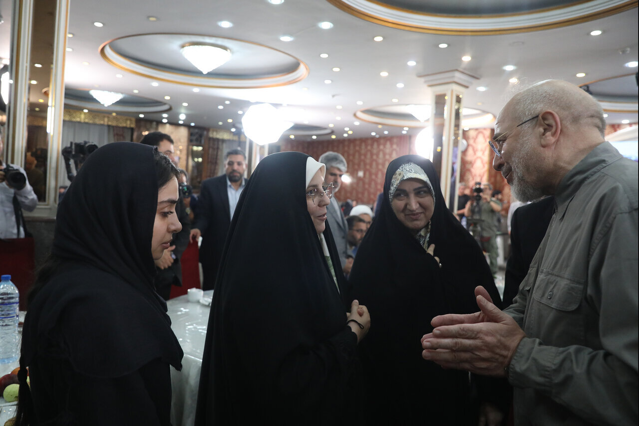 دختران سردار باقری در مراسم روز خبرنگار در مجلس/ تصویر فرشته شهید در مقابل دیدگان خواهر