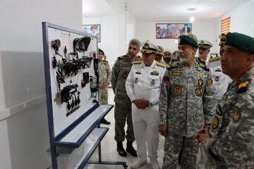 بازدید دریادار سیاری از تفنگداران و تکاوران دریایی قمر بنی‌هاشم (ع) نیروی دریایی ارتش