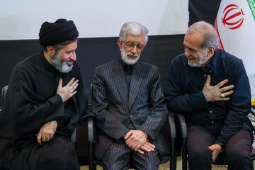 سید مسعود خامنه‌ای و مسعود پزشکیان / تصویر خاص از حضور رئیس دولت و فرزند رهبر شهید در مراسم چهلمین روز تدفین