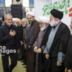 خوش آمد گویی فرزندان رهبر شهید به پزشکیان در مراسم چهلم رهبر شهید