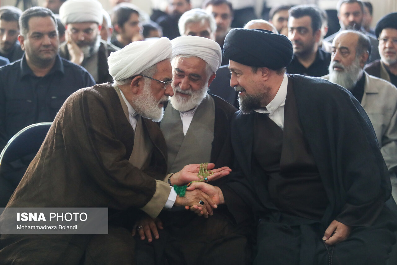 6460743 حضور سران قوا در مراسم چهلم رهبر شهید انقلاب/ هم نشینی قالیباف و دایی فرزندان رهبر شهید+ تصاویر