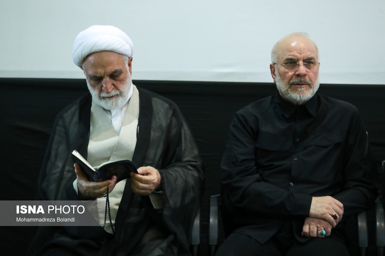 6460745-1 حضور سران قوا در مراسم چهلم رهبر شهید انقلاب/ هم نشینی قالیباف و دایی فرزندان رهبر شهید+ تصاویر