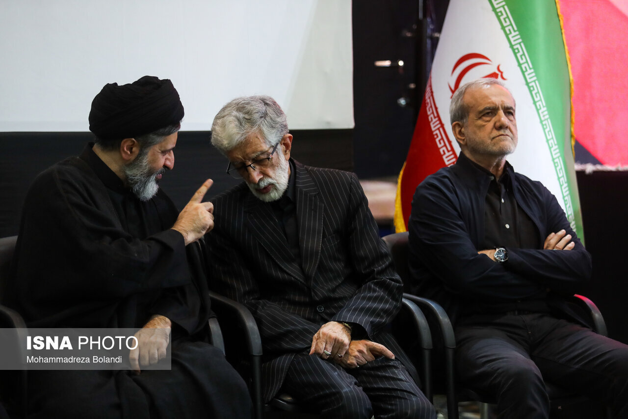 6460746 حضور سران قوا در مراسم چهلم رهبر شهید انقلاب/ هم نشینی قالیباف و دایی فرزندان رهبر شهید+ تصاویر