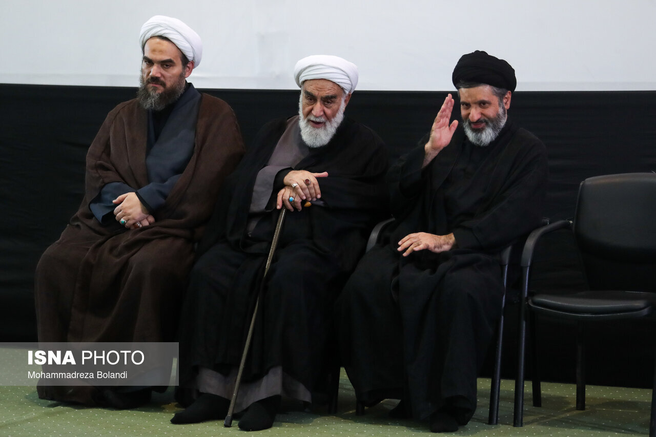 گفتگوی فرمانده قرارگاه ثارالله تهران با حجج الاسلام سید مسعود و سید مصطفی خامنه ای/ گلپایگانی و داماد رهبر شهید هم بودند+ تصاویر