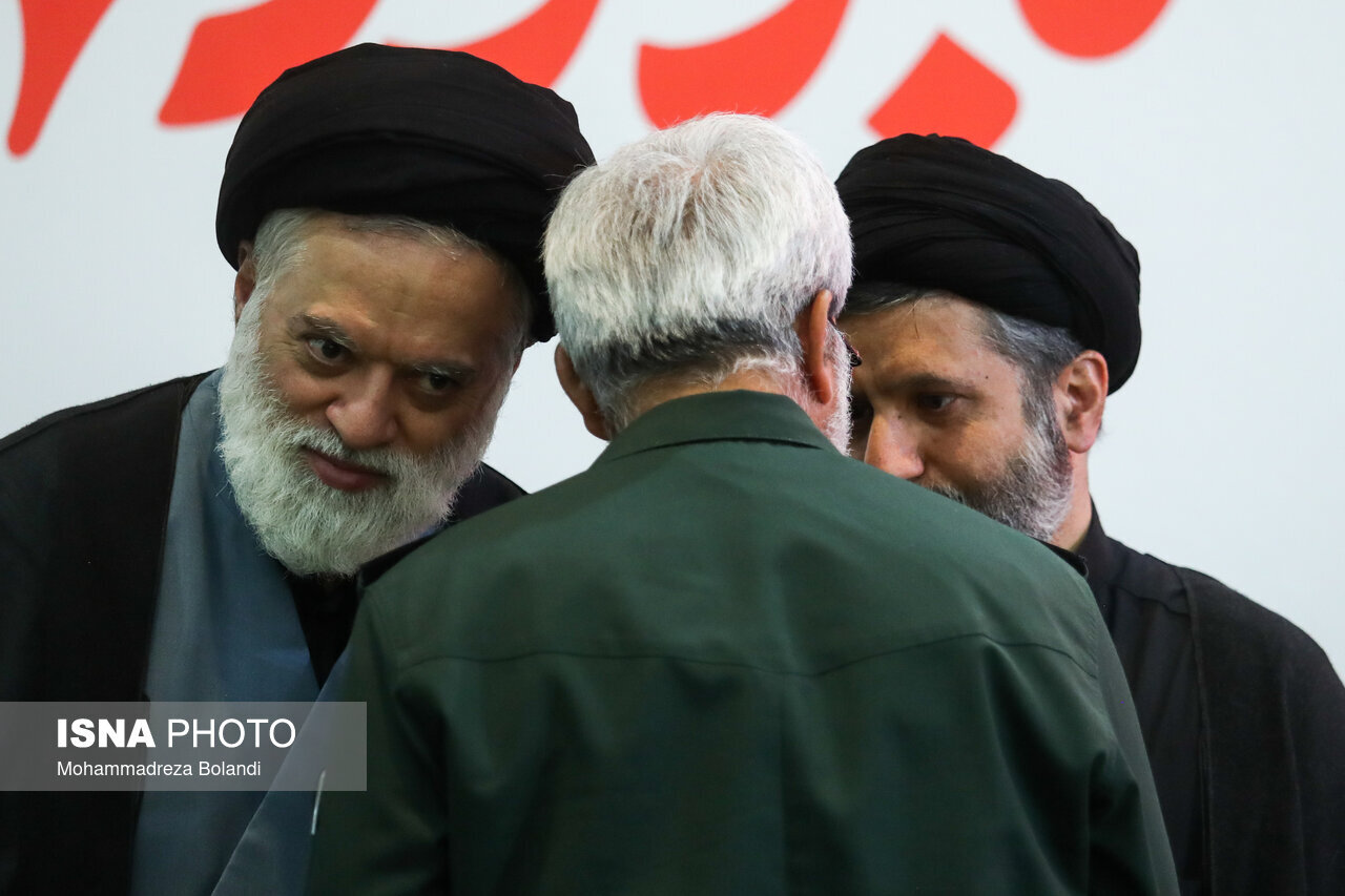 گفتگوی فرمانده قرارگاه ثارالله تهران با حجج الاسلام سید مسعود و سید مصطفی خامنه ای/ گلپایگانی و داماد رهبر شهید هم بودند+ تصاویر