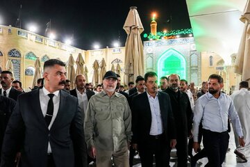 تیپ خاص قالیباف هنگام زیارت حرمین کاظمین/ هدیه خاص به رئیس مجلس+ تصاویر