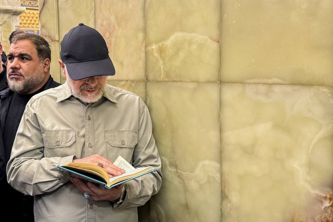 تیپ خاص قالیباف هنگام زیارت حرمین کاظمین/ هدیه خاص به رئیس مجلس+ تصاویر