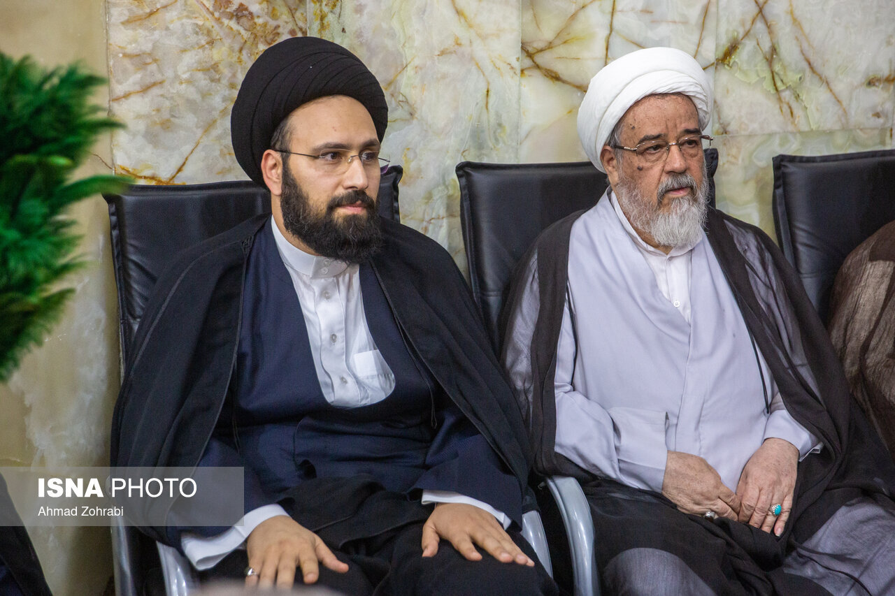 عکسی از فرزند ارشد رهبر شهید انقلاب در مراسم چهلم/ گپ و گفت عضو شورای نگهبان با نماینده آیت الله سیستانی/ سید علی خمینی هم بود