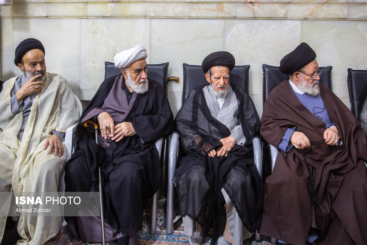 عکسی از فرزند ارشد رهبر شهید انقلاب در مراسم چهلم/ گپ و گفت عضو شورای نگهبان با نماینده آیت الله سیستانی/ سید علی خمینی هم بود