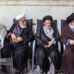 عکسی از فرزند ارشد رهبر شهید انقلاب در مراسم چهلم/ گپ و گفت عضو شورای نگهبان با نماینده آیت الله سیستانی/ سید علی خمینی هم بود
