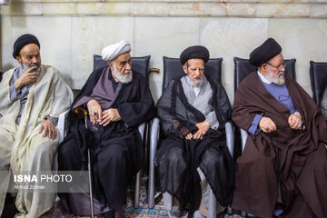 عکسی از فرزند ارشد رهبر شهید انقلاب در مراسم چهلم/ گپ و گفت عضو شورای نگهبان با نماینده آیت الله سیستانی/ سید علی خمینی هم بود