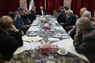 انتقاد عارف از دخالت شوراهای عالی در امور اجرایی دانشگاه‌ها/ فرایند جذب هیأت علمی باید اصلاح شود